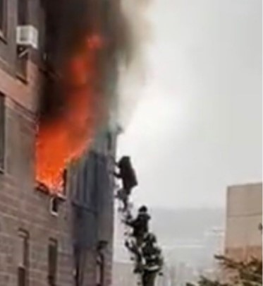 Огромен пожар е избухнал в жилищна сграда в Бронкс Ню